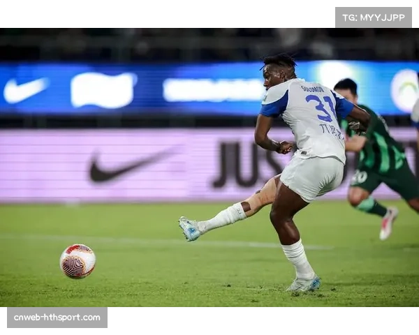 【2026年4月中超联赛·赛中·消息实时：沧州雄狮球员因战术犯规阻止对手反击，领到本月个人第三张黄牌